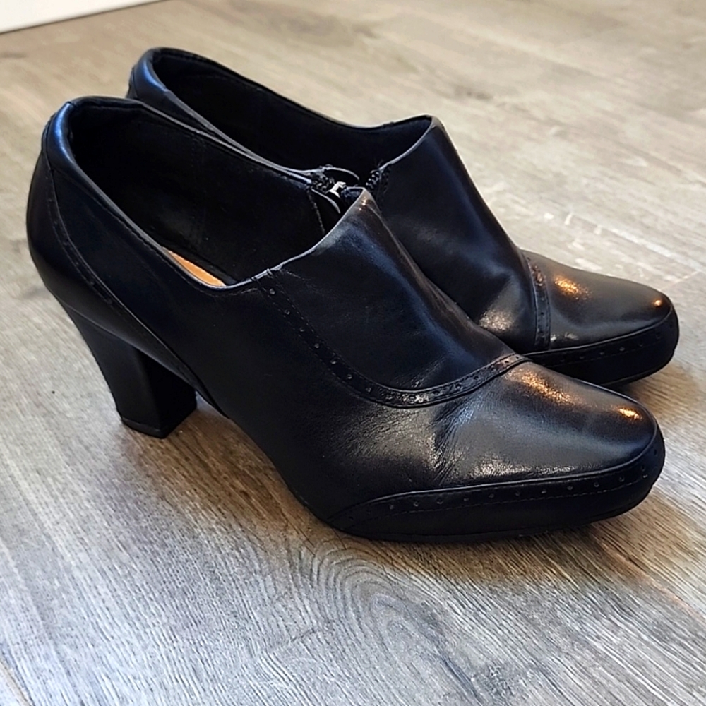 Clarks Artisan Mika Sue Ankle Heel Bootie with side zipper - Picture 2 of 6